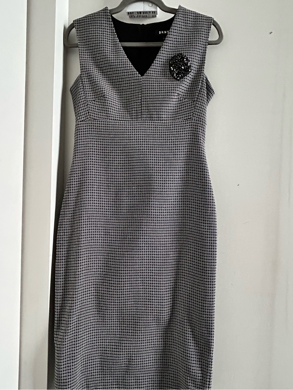 DKNY Black and White Sleeveless V-Neck Midi Sheath Dress